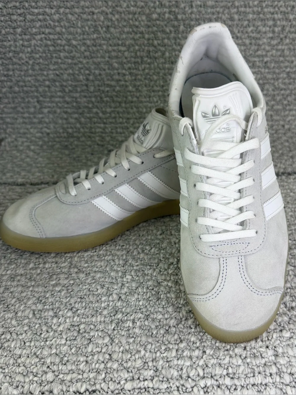 adidas Gazelle Suede Sneakers in Light Gray & White with Gum Sole Women’s Size 9 - Picture 1 of 13